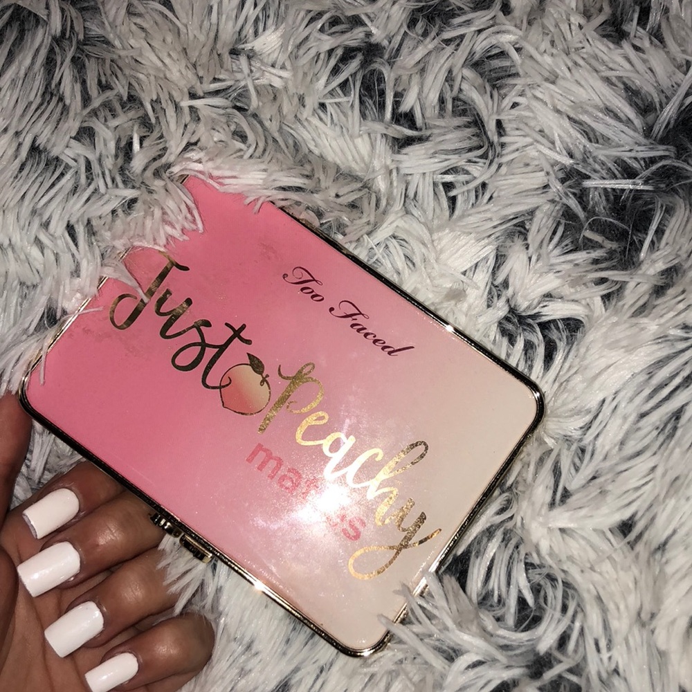 Too faced just peachy matte eyeshadow
